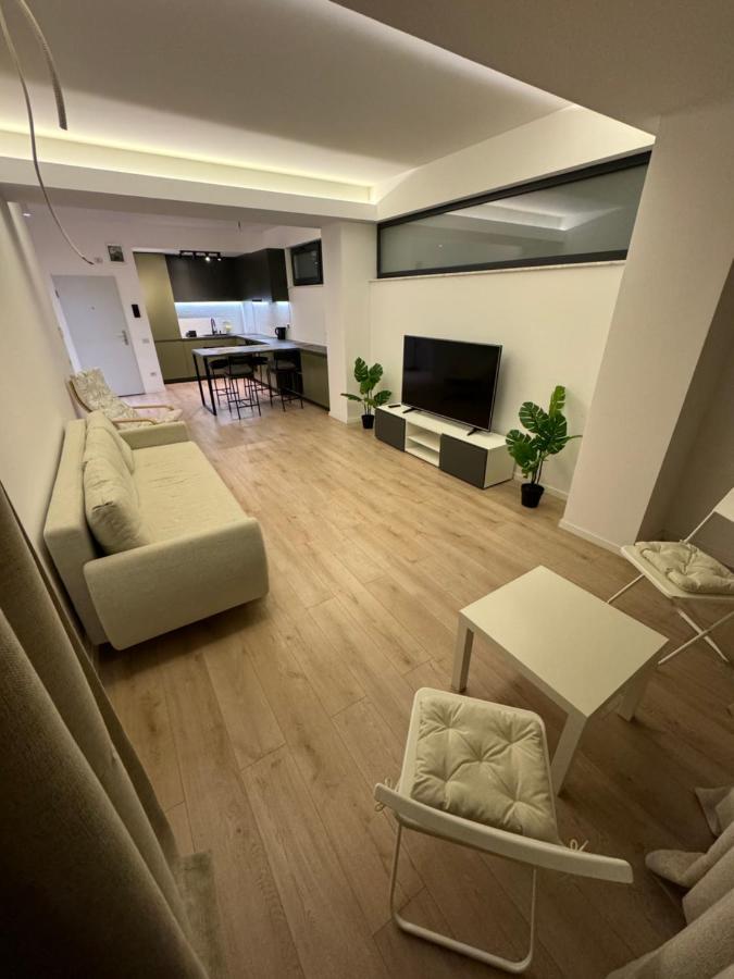 Warm Hotel Apartment Boekarest Buitenkant foto