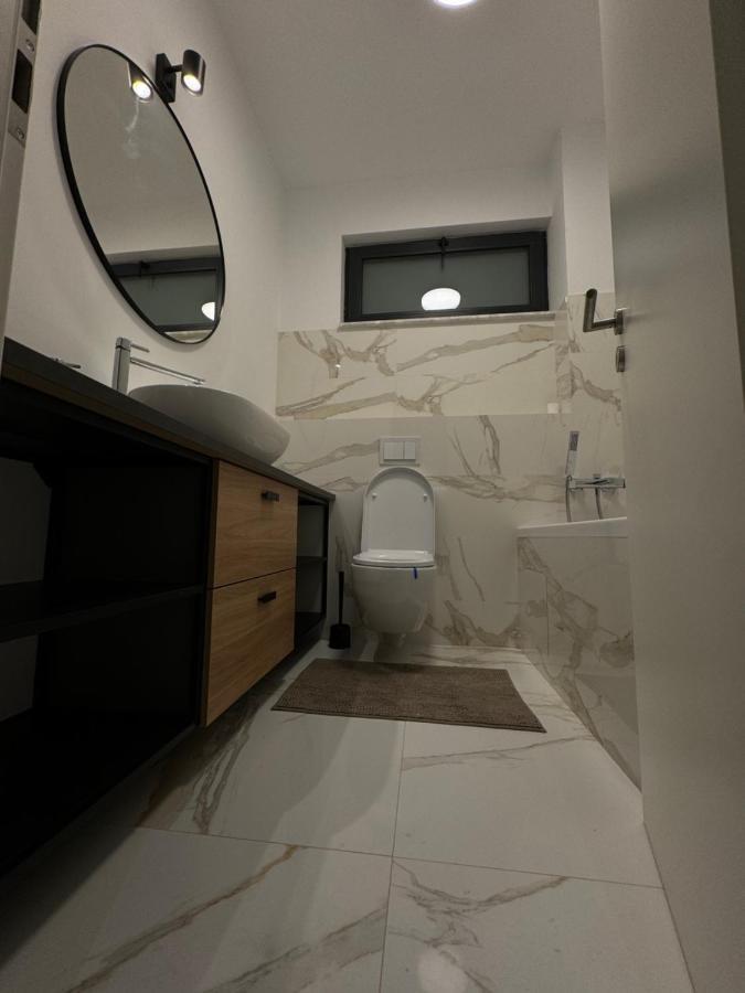 Warm Hotel Apartment Boekarest Buitenkant foto
