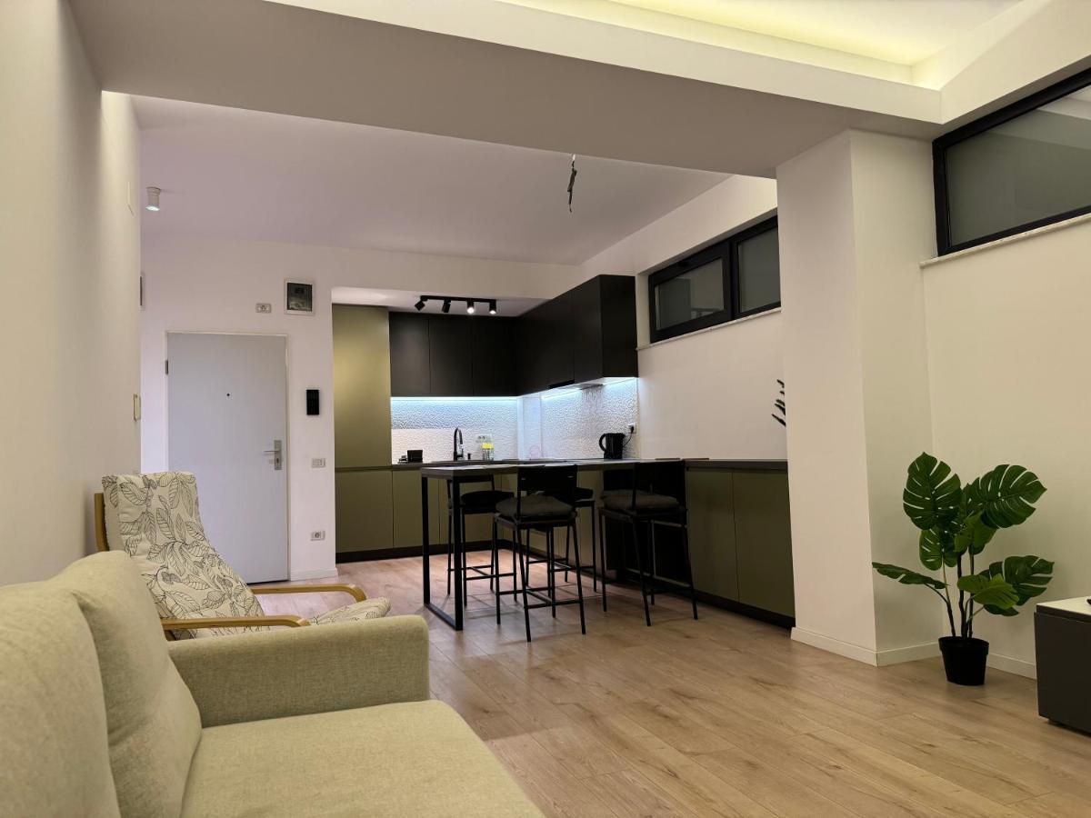 Warm Hotel Apartment Boekarest Buitenkant foto