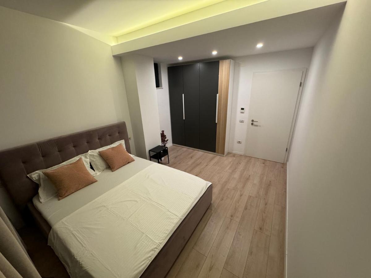Warm Hotel Apartment Boekarest Buitenkant foto