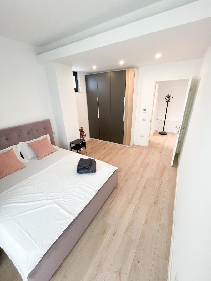 Warm Hotel Apartment Boekarest Buitenkant foto